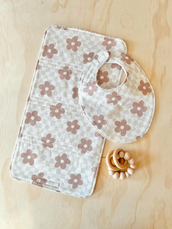 Neutral Daisy Flower Bib & Burp Cloth Set